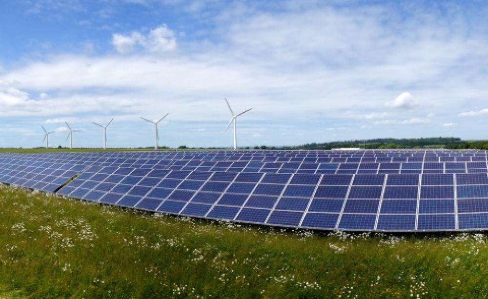 Westmill Solar Park, Oxfordshire, is the world's largest community owned solar installation. Rated at 5MW, it covers 30 acres. Photo: Richard Peat via Flickr.