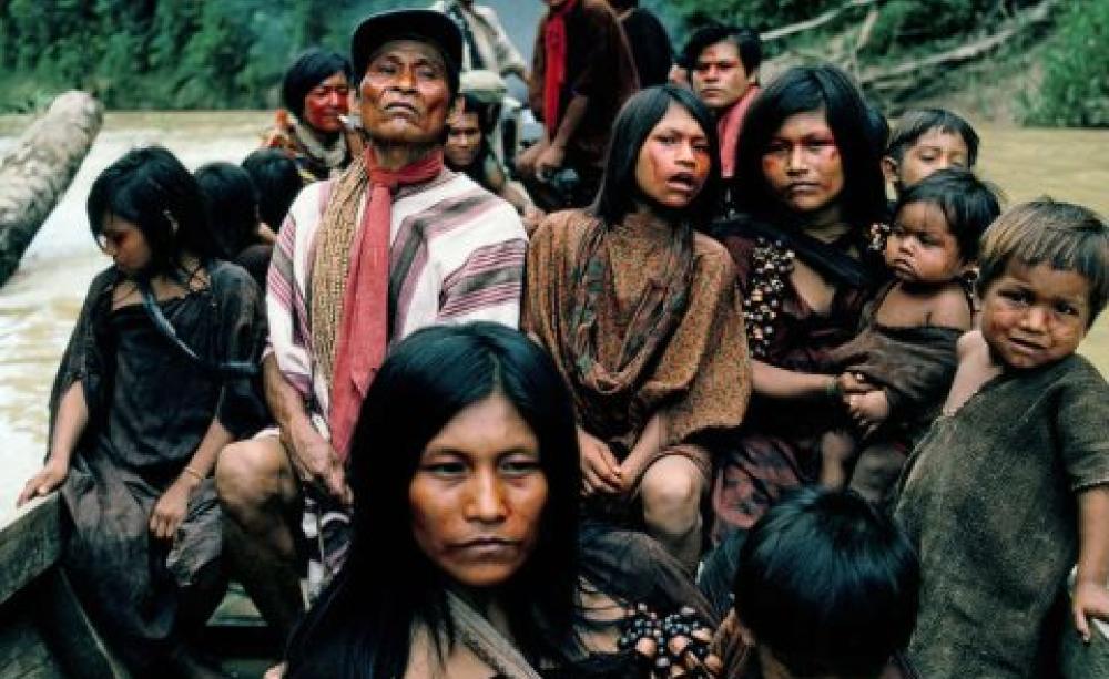 Ashaninka traveling by boat from eastern Peru to visit neighbors in Acre state, Brazil. Photo: © Mike Goldwater / Survival.