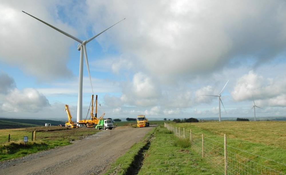 It costs a lot less than we are told: erection of a wind turbine at Alltwalis Wind Farm in Wales, set in operation December 2009. Photo: Aslak Øverås / Statkraft via Flickr (CC BY-NC-ND).