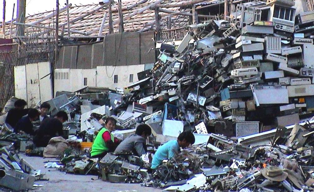 E-scrapping operation in Guiyu, China, breaking down imported computers. Over 100,000 migrant workers labor in hundreds of small operations like this one in a four-village area surrounding the Lianjiang River. Photo: baselactionnetwork via Flickr (CC BY-N