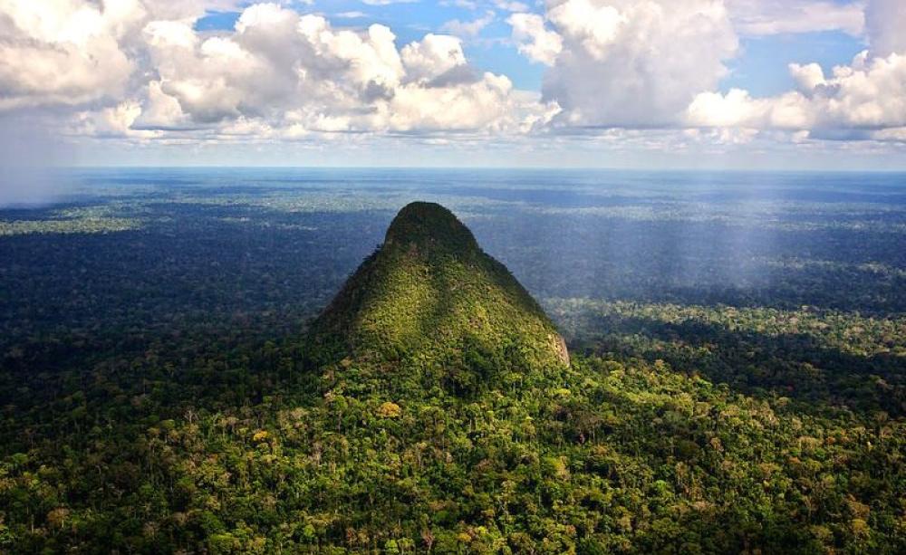 No place for oil drilling: lonely Mountain in the Sierra del Divisor national park, Peru. Photo: Diego Pérez / El Taller / Ministerio del Ambiente via Flickr (CC BY-NC-ND).