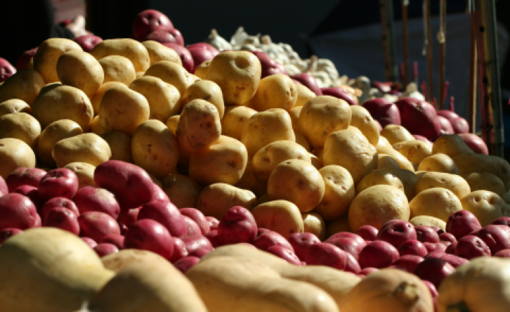 Potatoes at a farmers' market. Photo: John Morgan via everystockphoto.com.