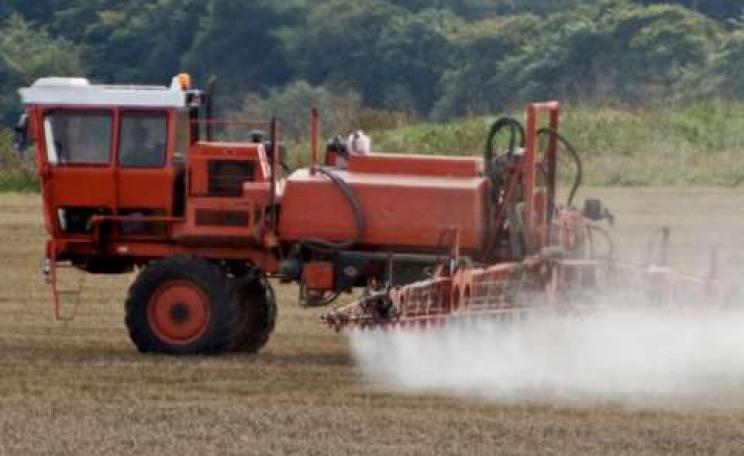 Spaying agro-chemicals on a windy day. Photo: Graham Rawlings via Flickr.