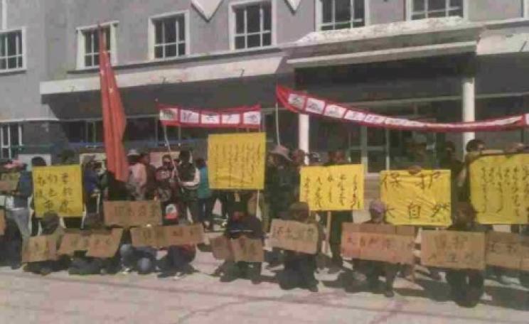 The recent protest of Mongolian herders in China's Bayangol province, Xinjiang Autonomous Region, before it was broken up by police. Photo: via Intercontinental Cry.