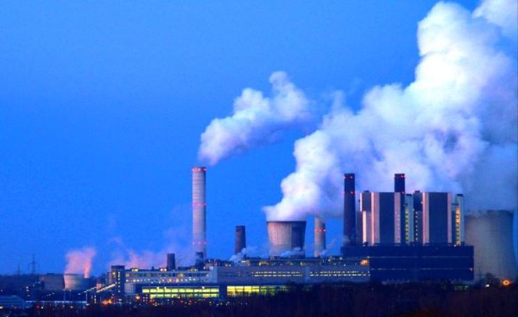 RWE's brown coal-burning Kraftwerk Weisweiler Langerwehe, North Rhine-Westphalia, Germany. Photo: Oliver Wald via Flickr (CC BY-ND 2.0).