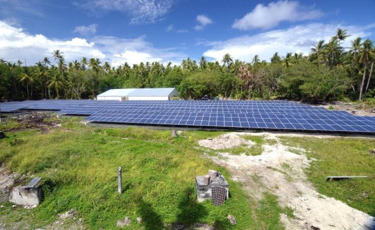 The Fakaofo solar array on Tokelau, which provides all the island's electricity. Photo: Chính &ETH;ặng-Vũ via Flickr (All rights reserved).