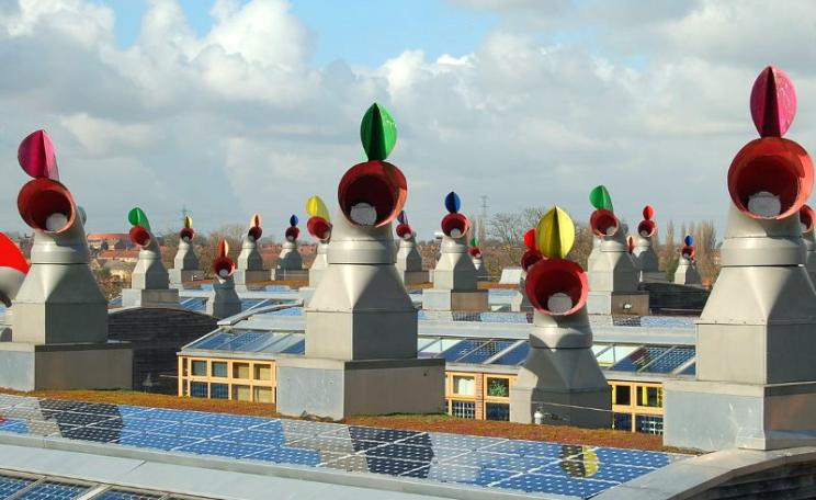 Roofscape: the 'BedZED' (Beddington Zero Energy Development), the UK's largest and first carbon-neutral eco-community, was completed in 2002. Photo: Tom Chance from Peckham via Wikimedia Commons (CC BY-SA).