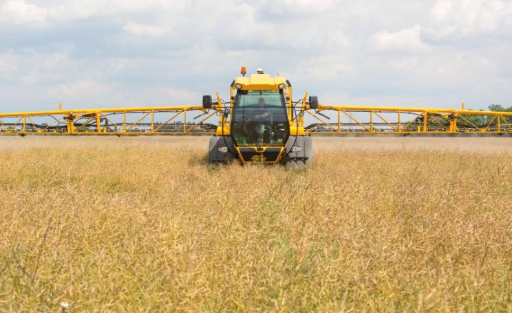 Chafer Multidrive FC applying glyphosate and podstick to oilseed rape crop as pre-harvest dessicant. Photo: Chafer Machinery via Flickr (CC BY).