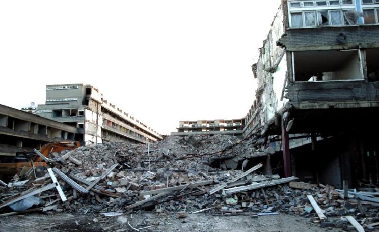 Demolition under way at the the Acorn Estate, built from 1957-1963 by F.O. Hayes, Peckham, South London, in 2007. Photo: Steve Cadman via Flickr (CC BY-SA).