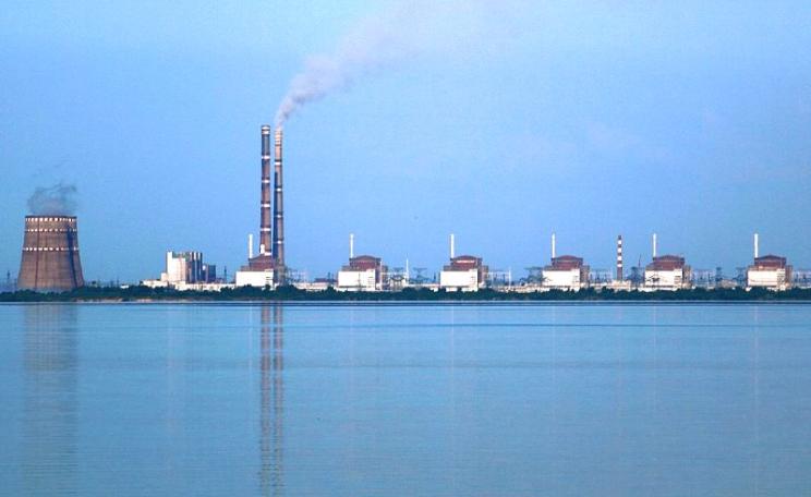 The Zaporozhye nuclear power station seen from the 'Nikopol' bank of the river Dnieper, Ukraine. Photo: Ralf1969 via Wikimedia Commons (CC BY-SA).