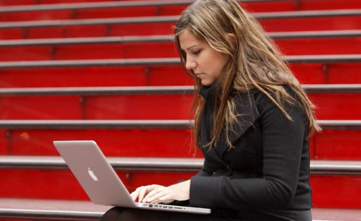 Meg Montgoris using free Wi-Fi on the red stairs on Duffy Square. Photo: Adam Pantozzi / Times Alliance / Yahoo via Flickr (CC BY).