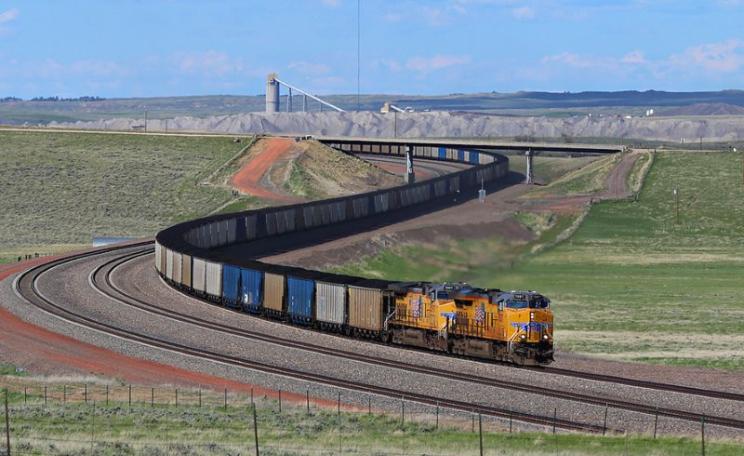 Up Coal Creek without a solar panel? UP C45ACCTE 7507 leads coal buckets through the s-curve near Coal Creek Junction, on the Orin Sub, Powder River Basin. Photo: Jerry Huddleston via Flickr (CC BY).