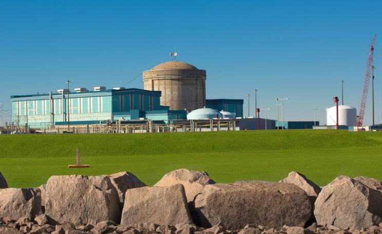VC Summer Nuclear Station Unit 1 in South Carolina, showing the Reactor and Turbine Buildings. An AP1000 Toshiba / Westinghouse reactor is under construction, much delayed, on the same site. Photo: SCE&G via Wikimedia Commons (Public Domain).