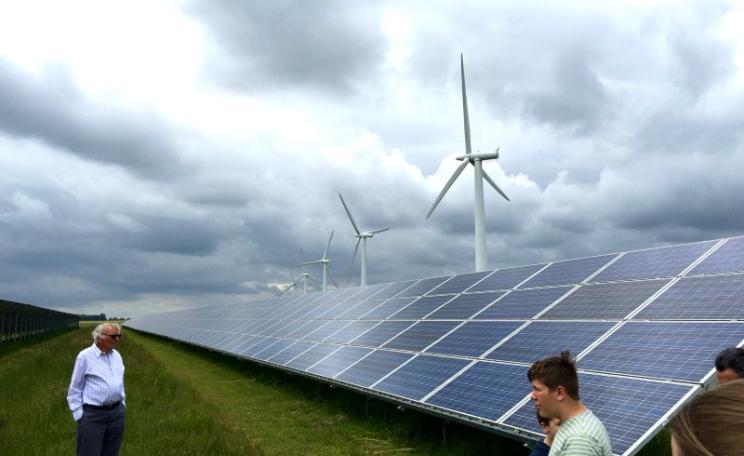 Wind and solar power at work on the Westmill Cooperative Open Day 2015. Photo: Richard Peat via Flickr (CC BY-NC-ND).