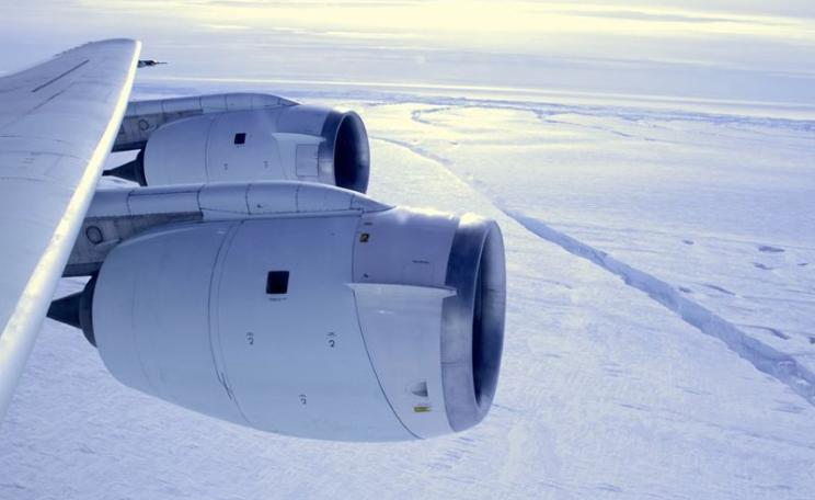 Aviation or ice shelves? Thje choice is ours. Photo: NASA’s DC-8 flies over the crack forming across the Pine Island Glacier ice shelf, 26th October 2011; by Jefferson Beck / NASA via Wikimedia Commons (CC BY).
