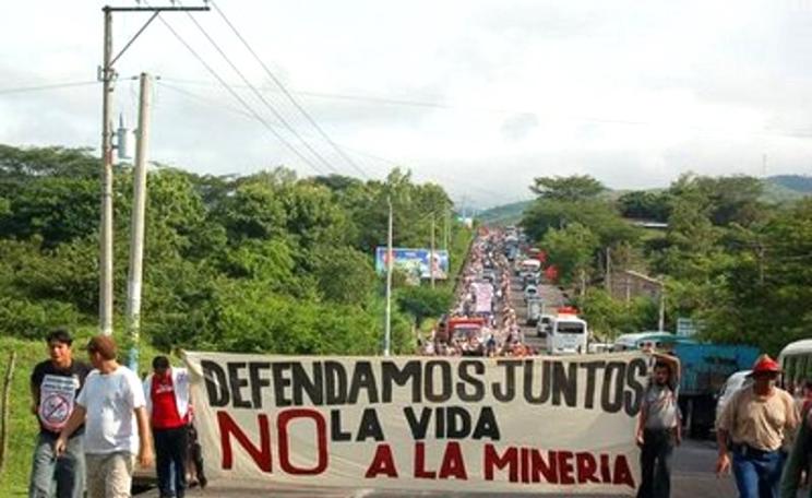 Demonstration for the ban on mining in El Salvador. Photo: UpsideDownWorld.